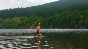 Antrenându-se în apa rece a lacurilor de munte