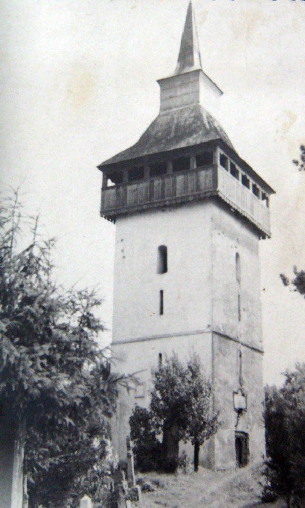 Ce a mai rămas din vechea biserică românească - Turnul (fotografie din 1958, sursa - Arhivele Naționale)